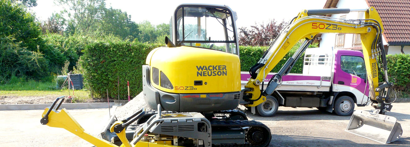 GartenBaur mit Bagger zum neuen Garten