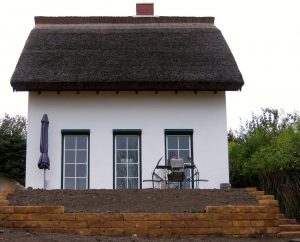 Gartenanlage mit Mauer GartenBaur